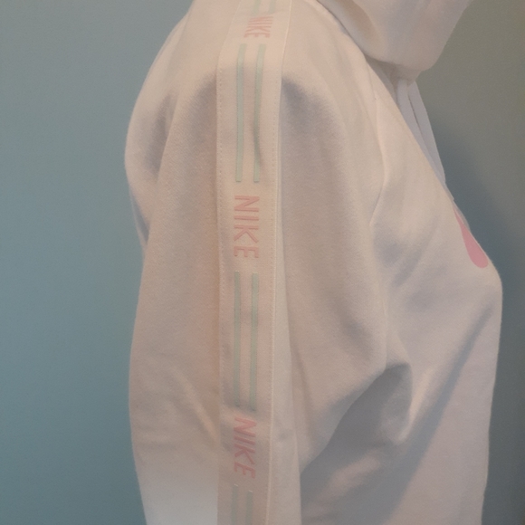 Cropped Nike hoodie with a pink Nike logo. - Picture 3 of 5